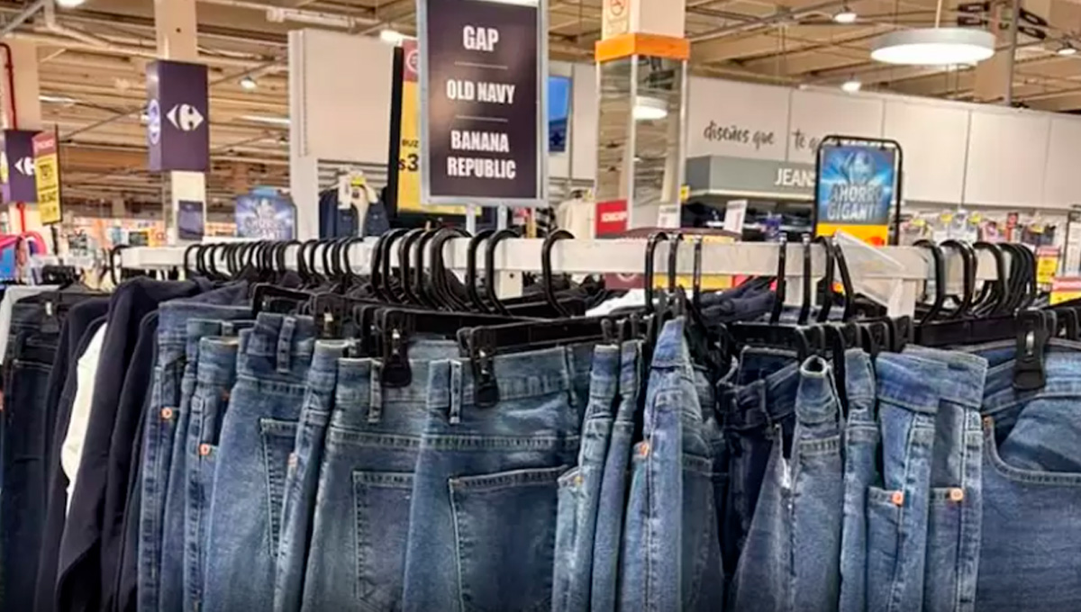 Carrefour incorpora a sus góndolas ropa de marcas internacionales 